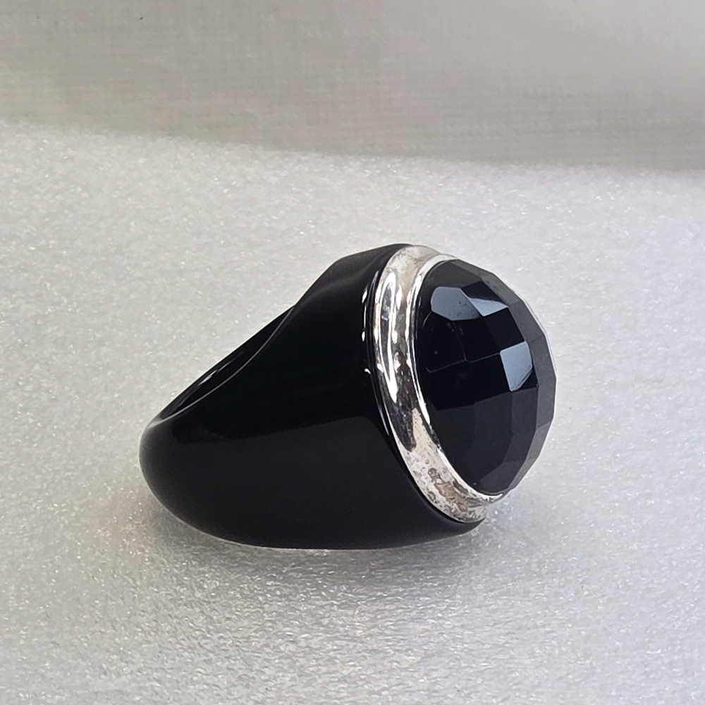 Elegant Black Onyx And Silver Ring